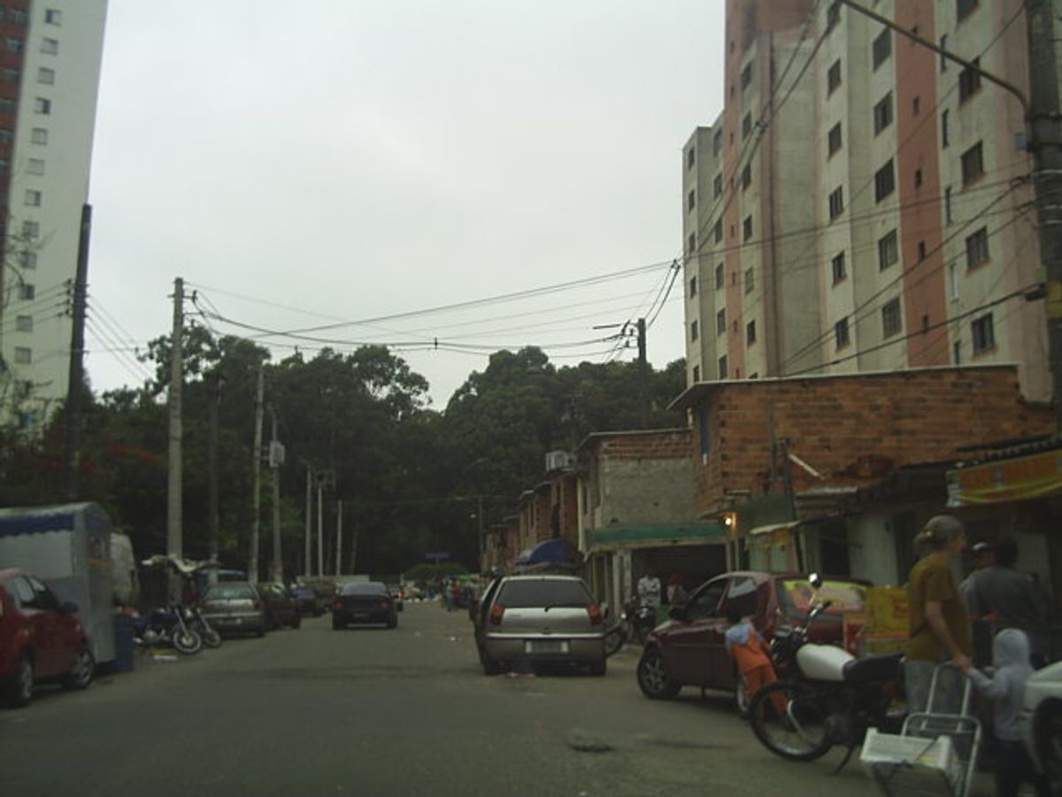 Contrastes urbanos em Heliópolis.JPG